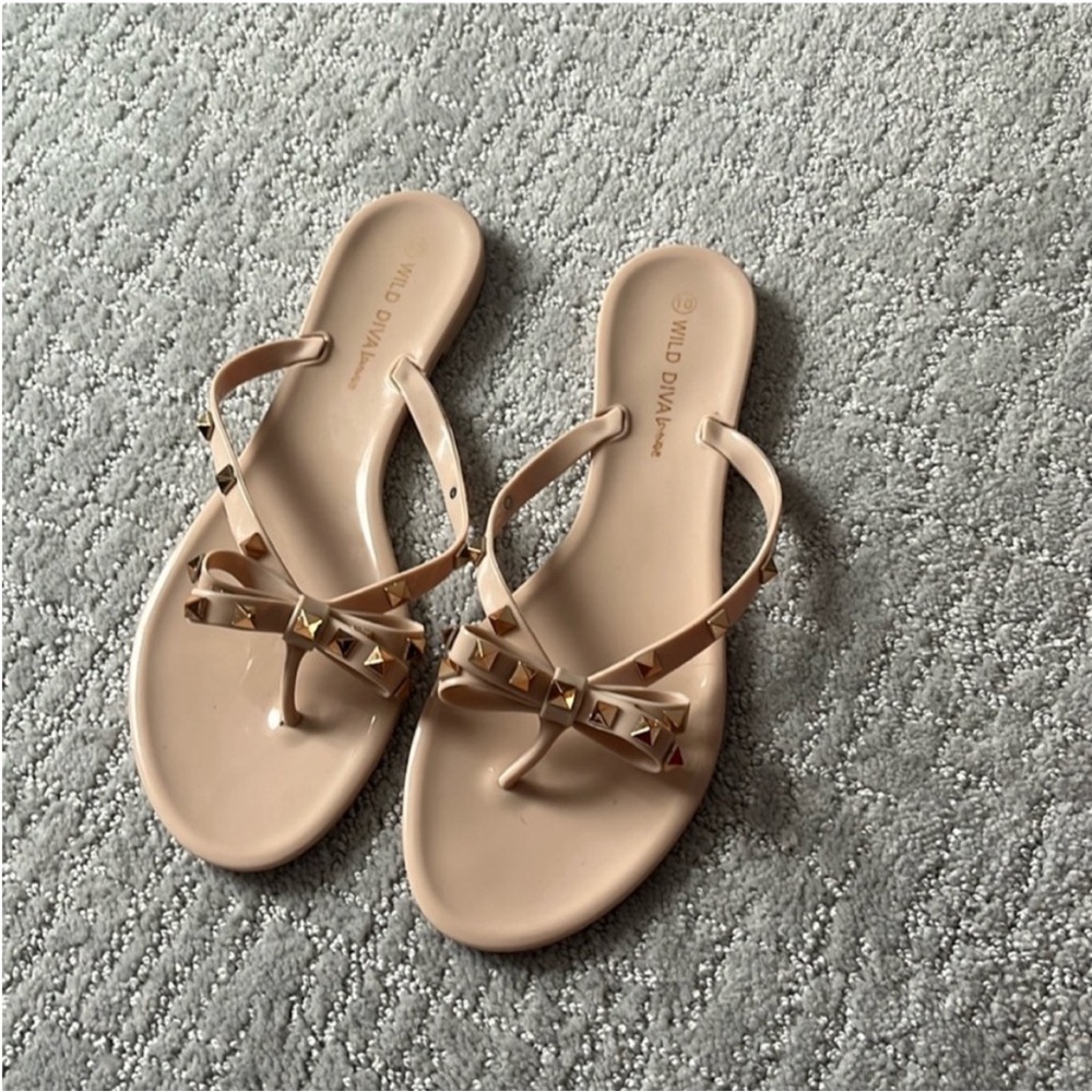EUC 10 nude sandles Studded bow flip flop Wild Diva Women’s Cream Sandals